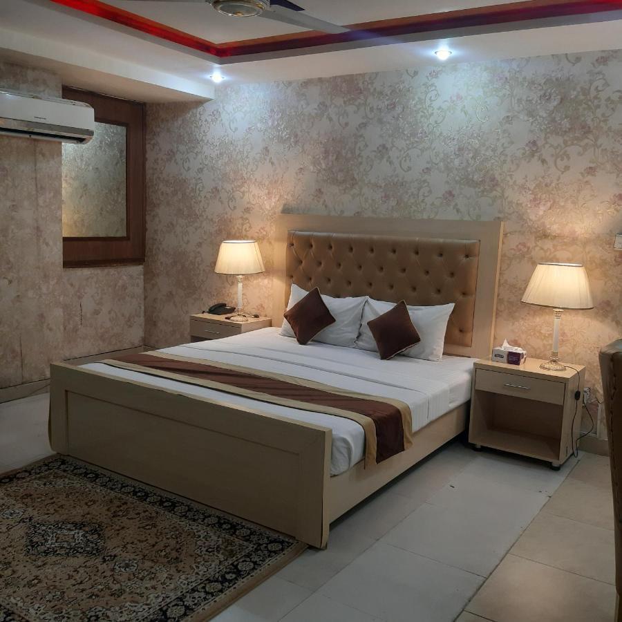 Premier Inn Davis Road Lahore Extérieur photo