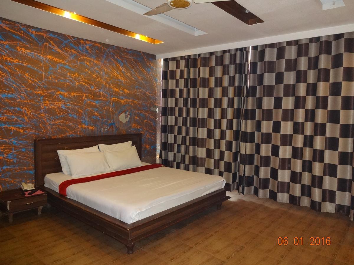 Premier Inn Davis Road Lahore Extérieur photo